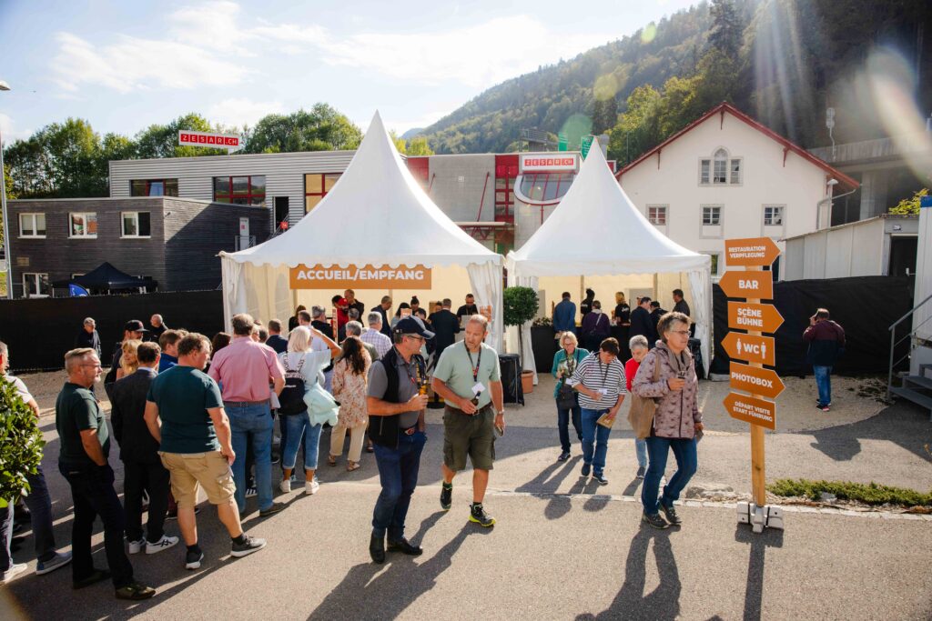 Gäste vor dem Empfangszelt am Tag der Lernräume in Tavannes
