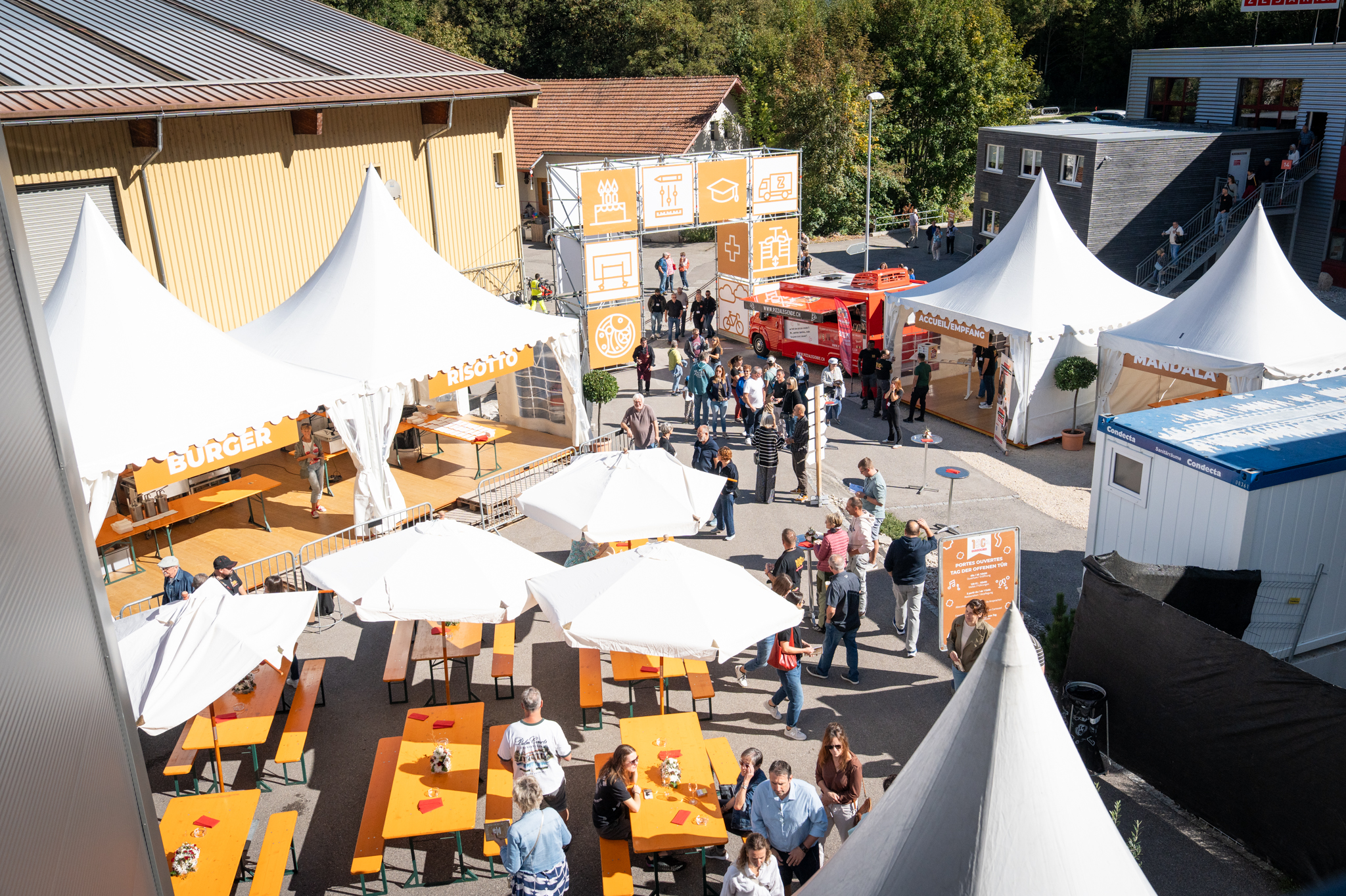 Festwirtschaft und Besucher am Tag der offenen Tür bei Zesar in Tavannes
